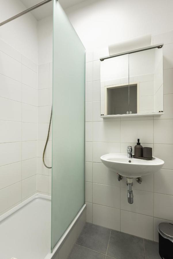 Cozy Apartment Steps Away From Subway Station Wina Bagian luar foto