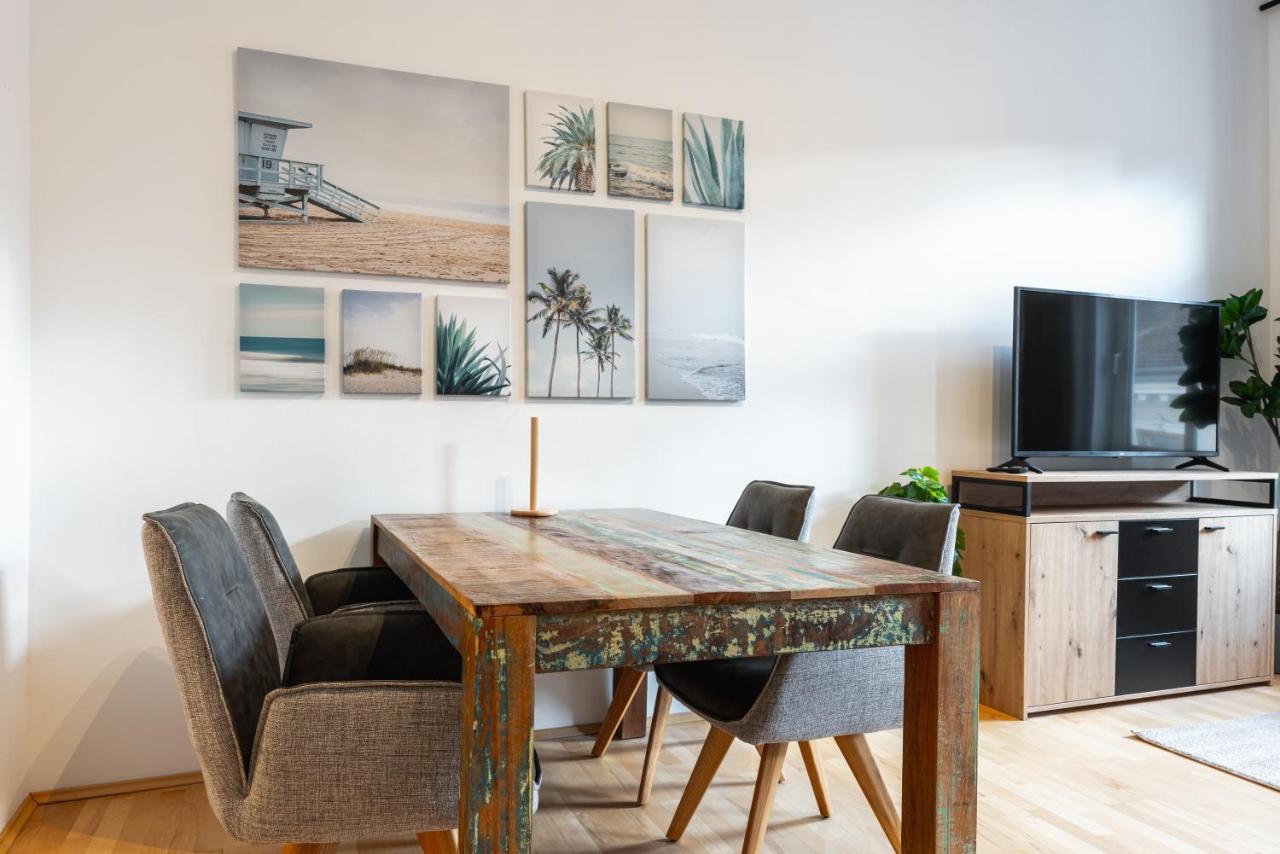 Cozy Apartment Steps Away From Subway Station Wina Bagian luar foto