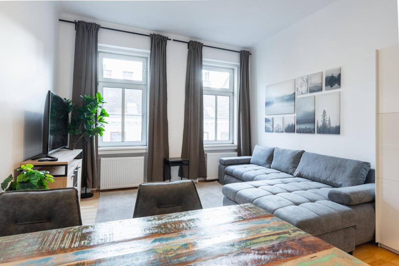 Cozy Apartment Steps Away From Subway Station Wina Bagian luar foto