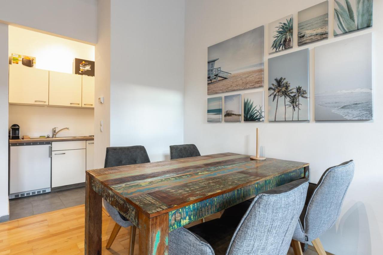Cozy Apartment Steps Away From Subway Station Wina Bagian luar foto