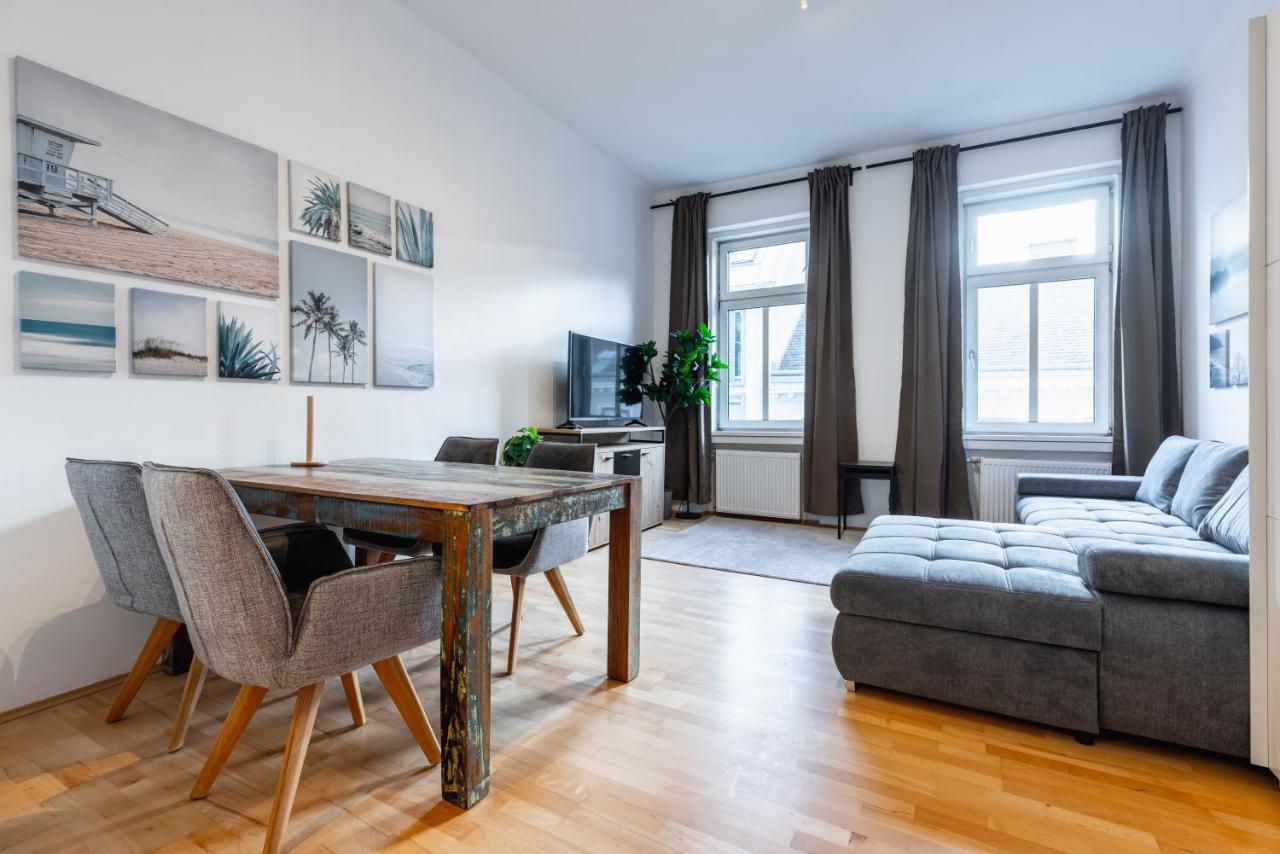 Cozy Apartment Steps Away From Subway Station Wina Bagian luar foto