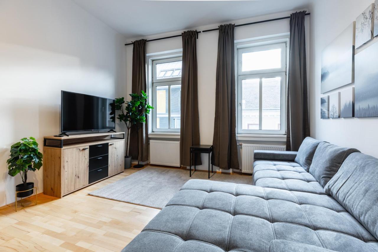 Cozy Apartment Steps Away From Subway Station Wina Bagian luar foto