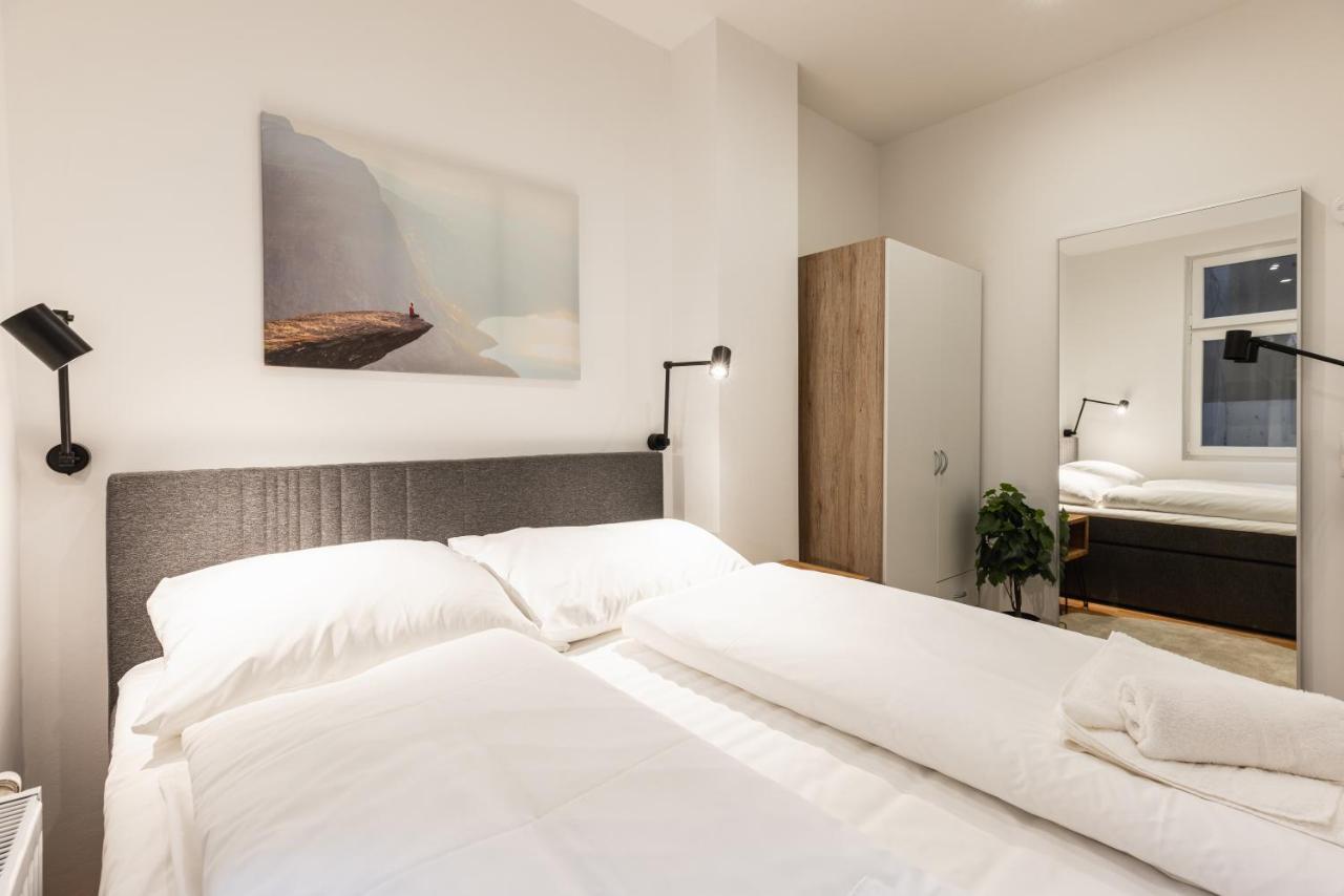 Cozy Apartment Steps Away From Subway Station Wina Bagian luar foto